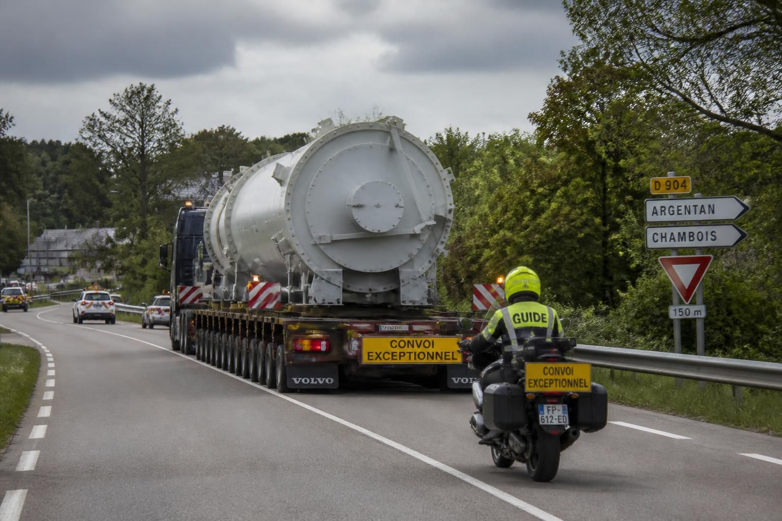 découvrez notre guide complet pour devenir guideur moto de convoi exceptionnel et maîtrisez toutes les compétences essentielles pour assurer la sécurité et la coordination des convois.
