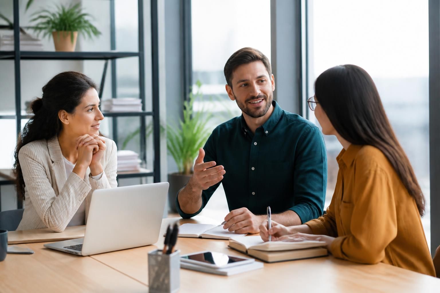 découvrez comment maîtriser les 3 types essentiels de feedback pour améliorer vos échanges, renforcer vos relations et optimiser votre communication au quotidien.
