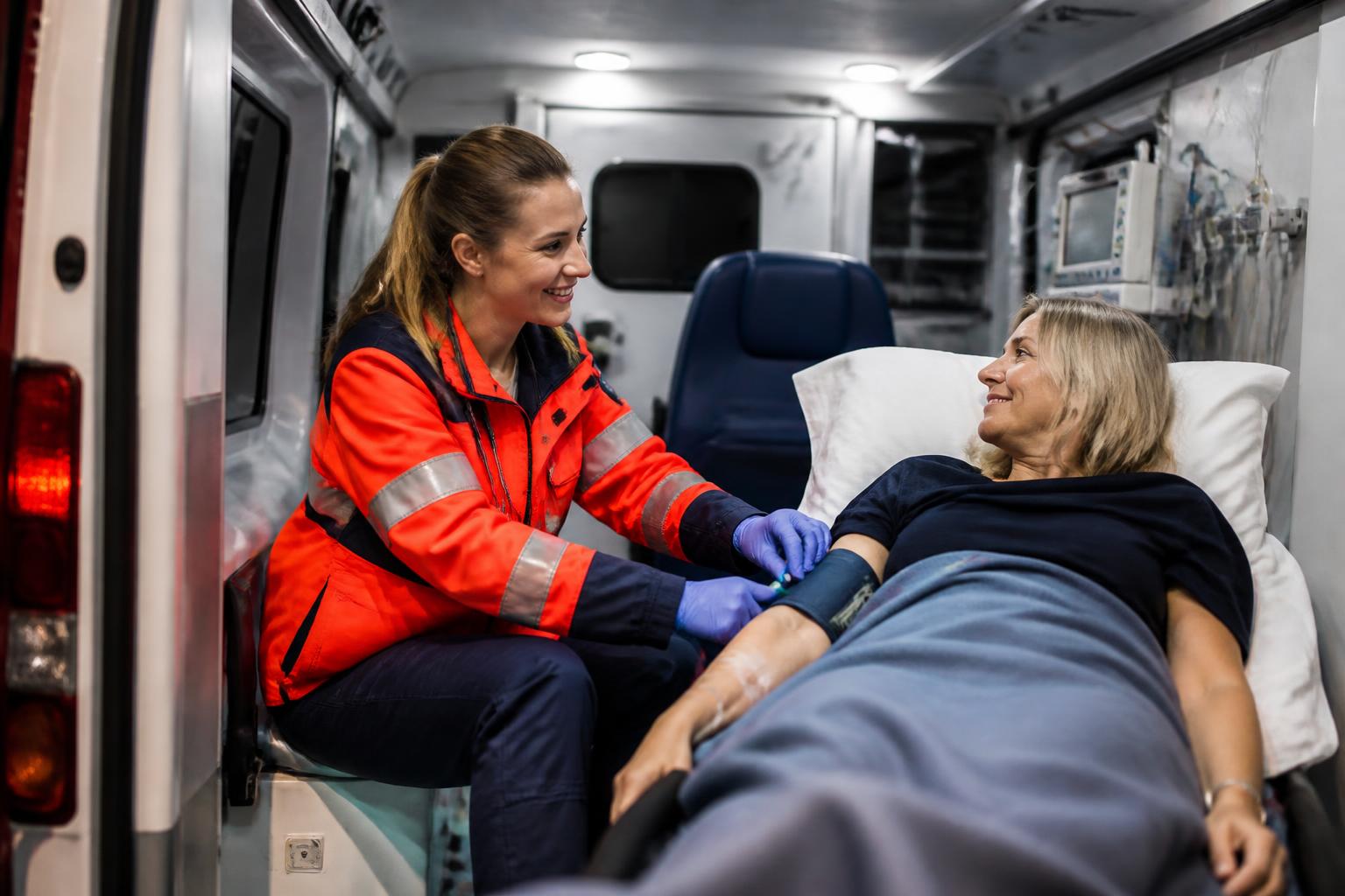 découvrez la formation d’auxiliaire ambulancier, un métier clé qui combine compétences techniques et relation humaine pour assurer des interventions vitales au quotidien.