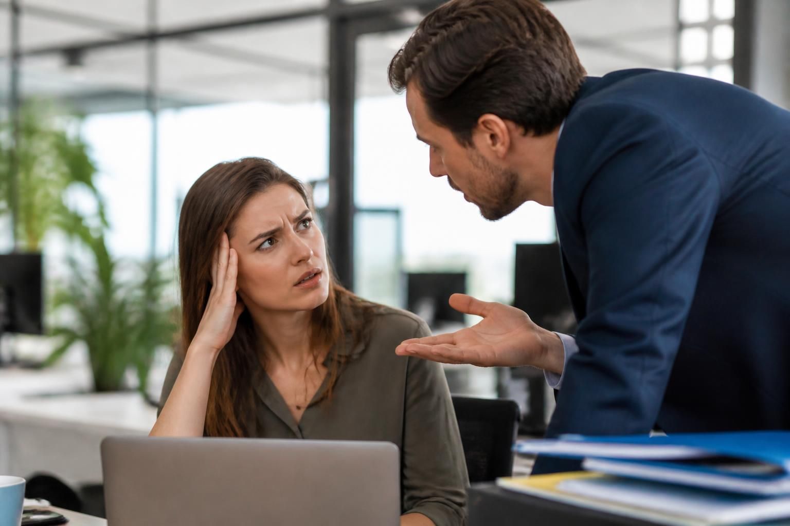 découvrez comment reconnaître et faire face au gaslighting au bureau, une manipulation insidieuse où un manager ou un collègue déforme la réalité pour vous déstabiliser.